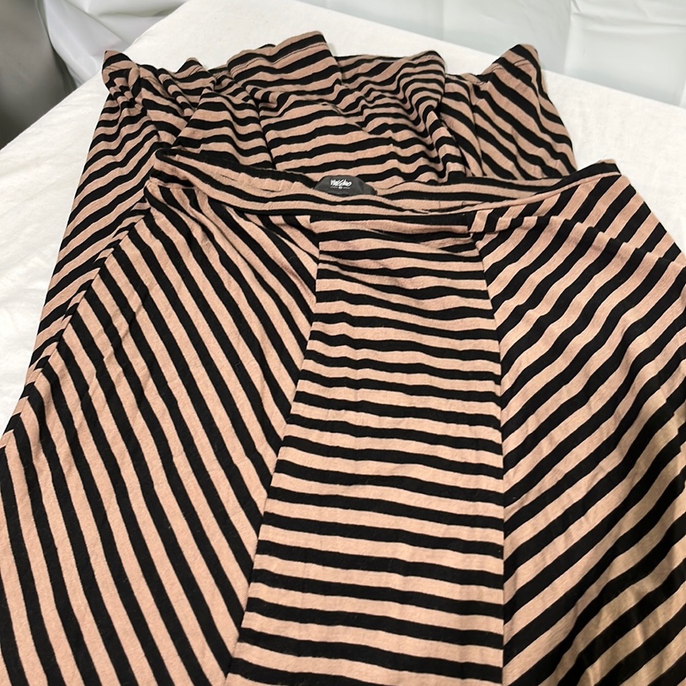 Wassiuo long floor length striped straight skirt. Size small